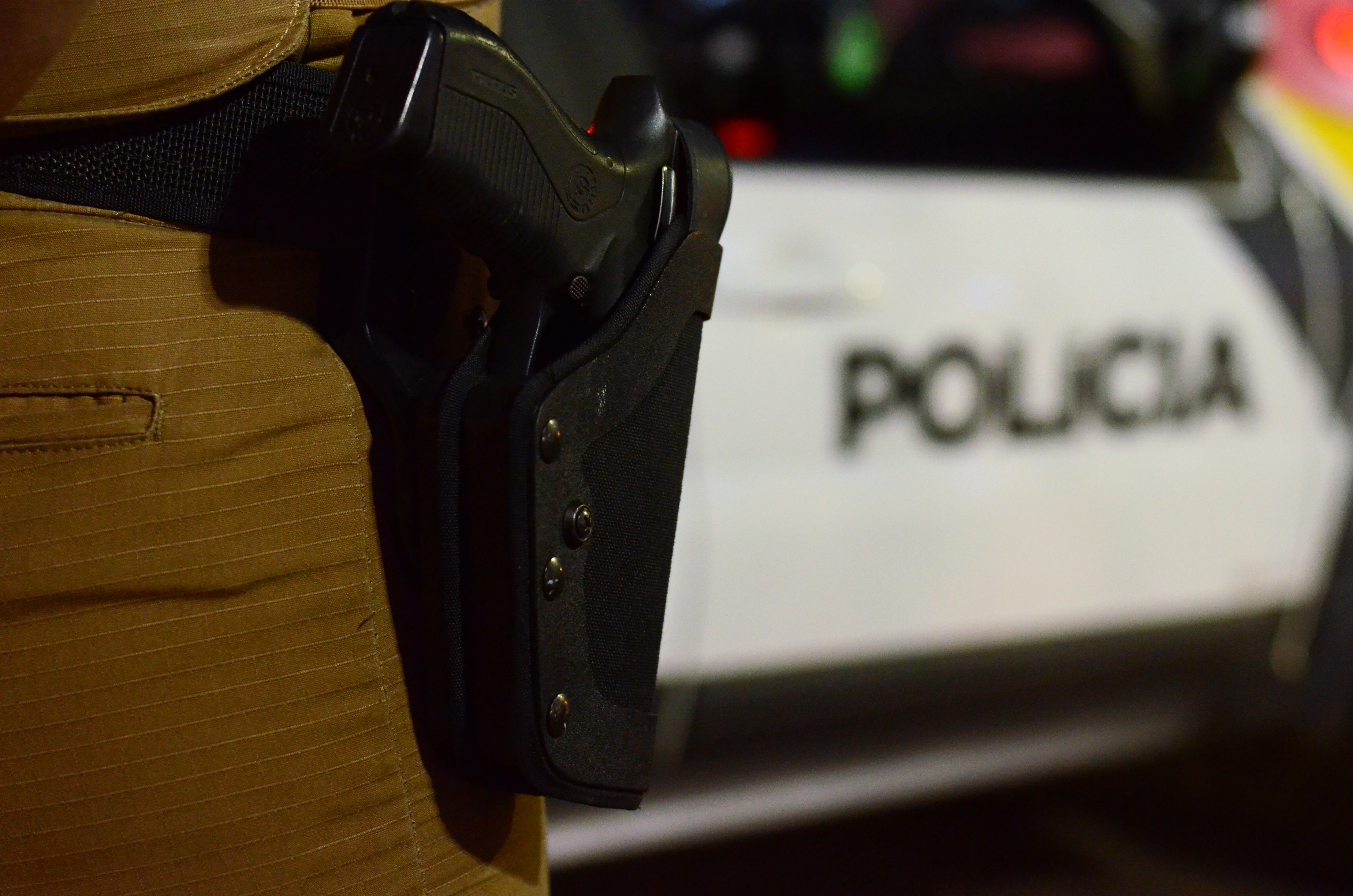 Uma mulher e dois homens são presos com drogas, revólver e mais de R$ 6 mil