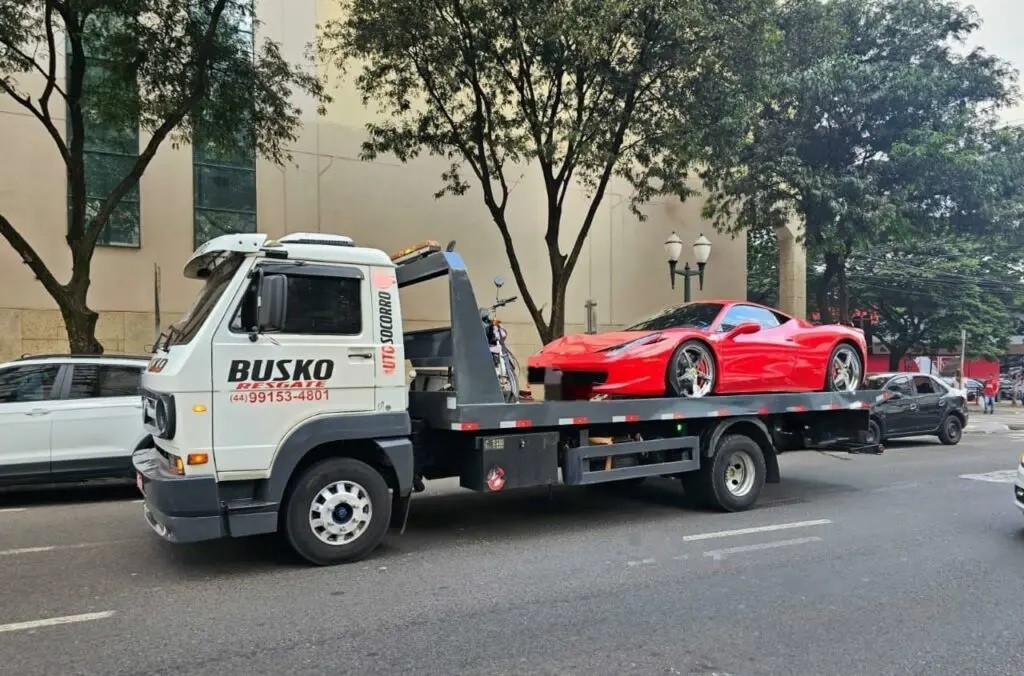 Ferrari guinchada por estacionar em local proibido ainda está no pátio da Semob