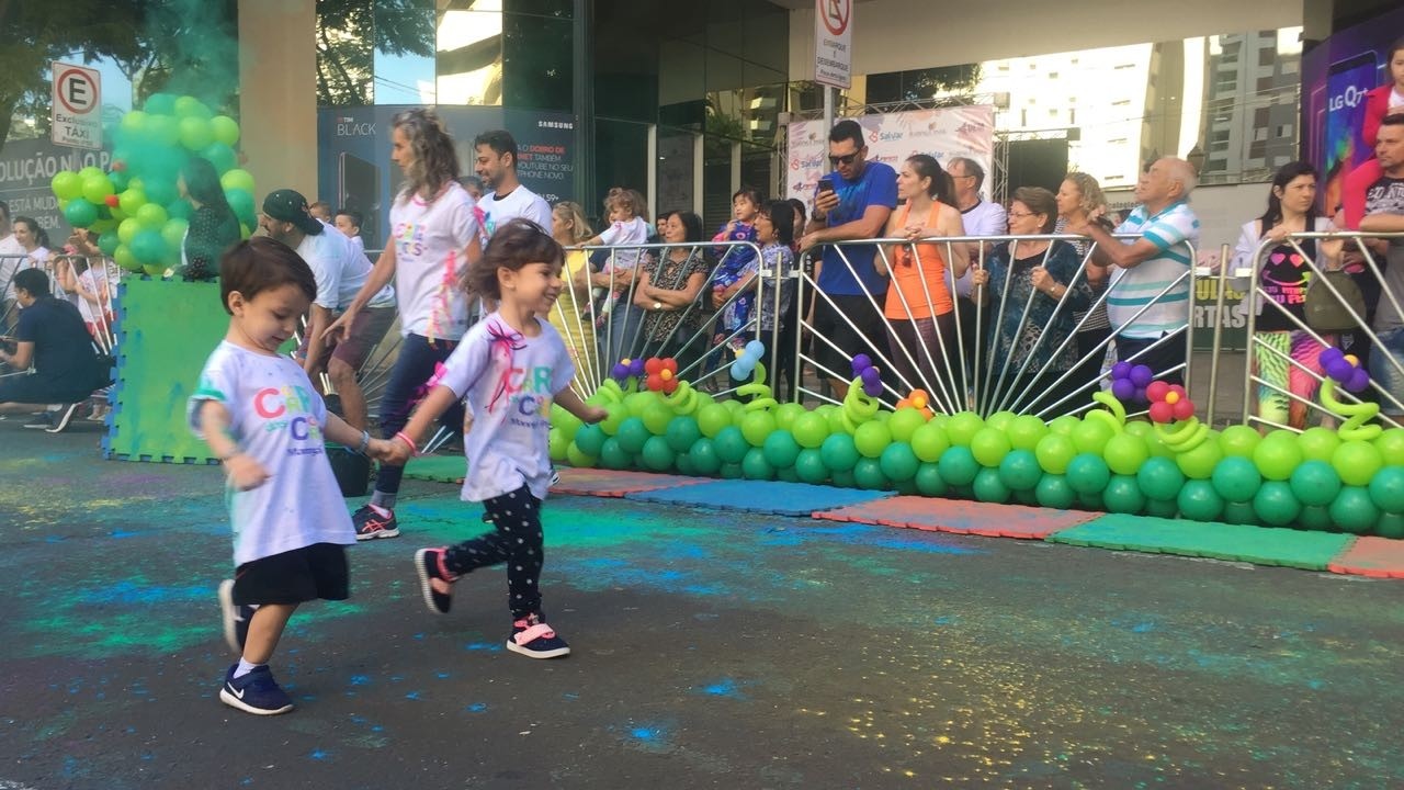 Crianças correm e se divertem em Maringá