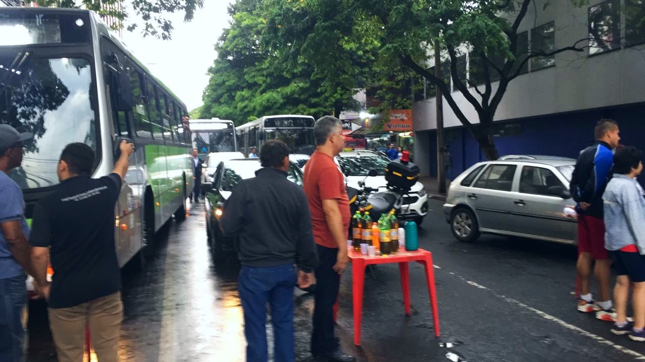 Comerciantes protestam no centro de Maringá