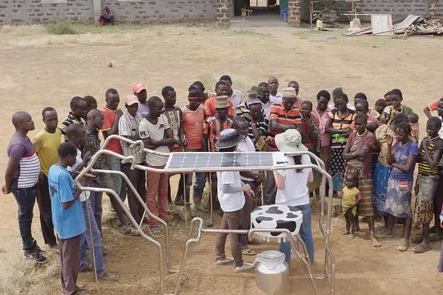 Empresa cria ‘vaca solar’ para recarregar baterias