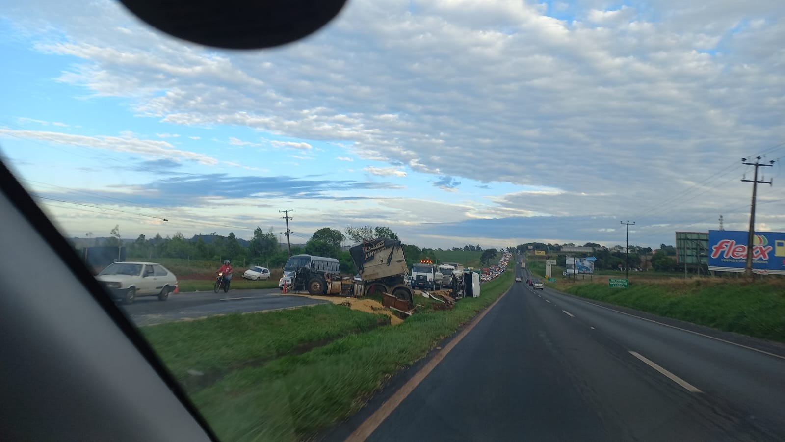 Acidente com três caminhões deixa trânsito congestionado na BR-376, em Maringá
