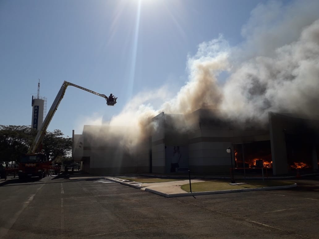 Já dura quase 9 horas o combate ao incêndio num shopping de Maringá