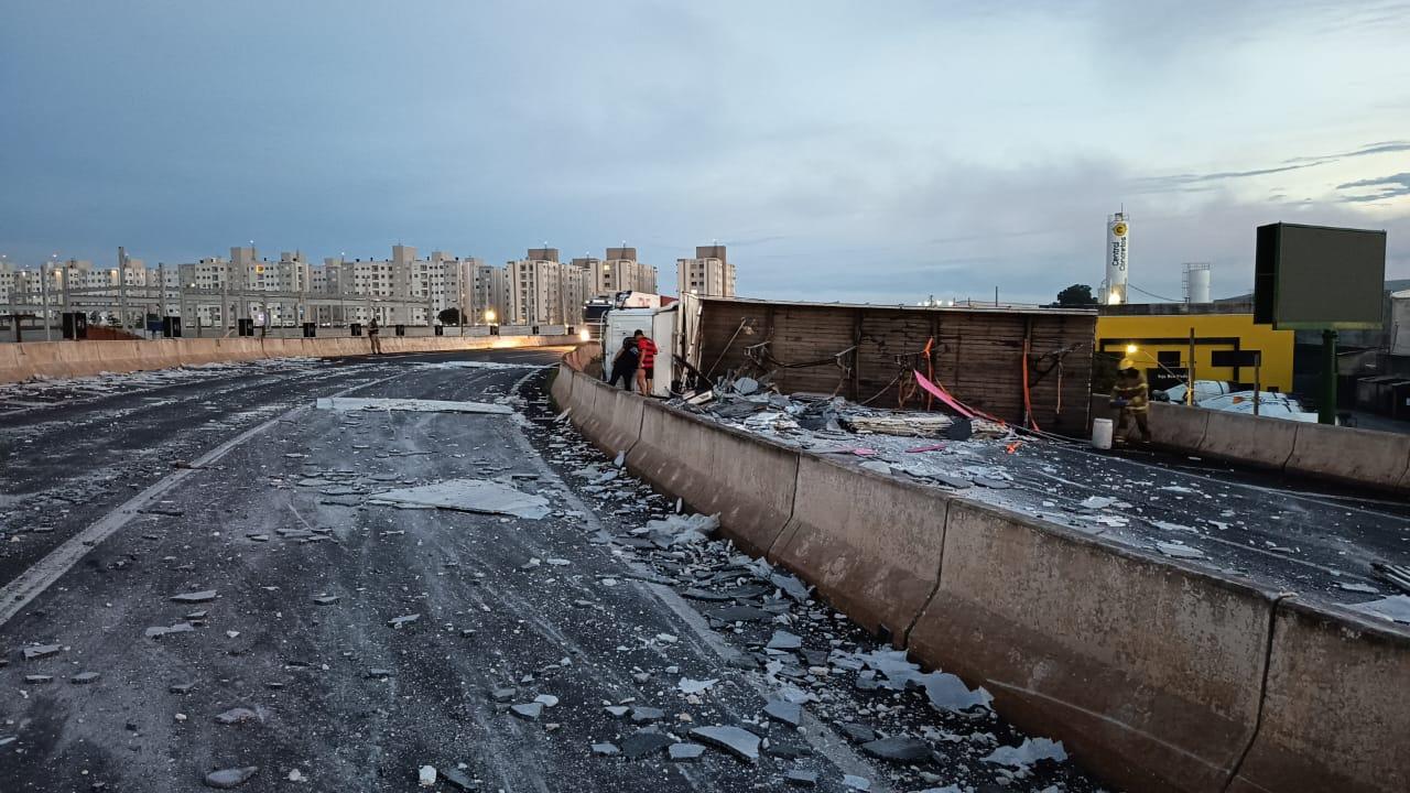 Carreta tomba no Contorno Norte em Maringá