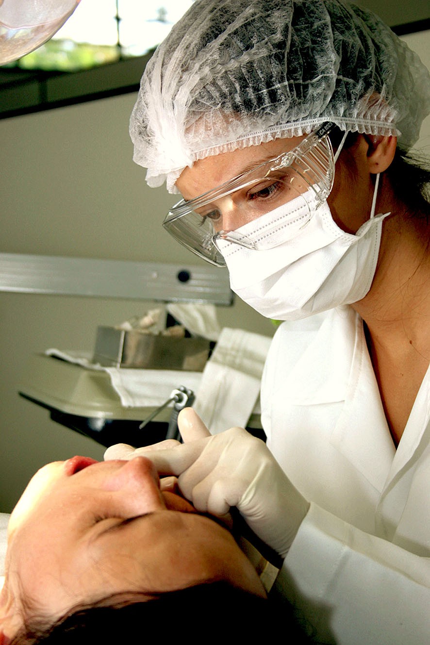 Odontologia seleciona pacientes para tratamento de cárie