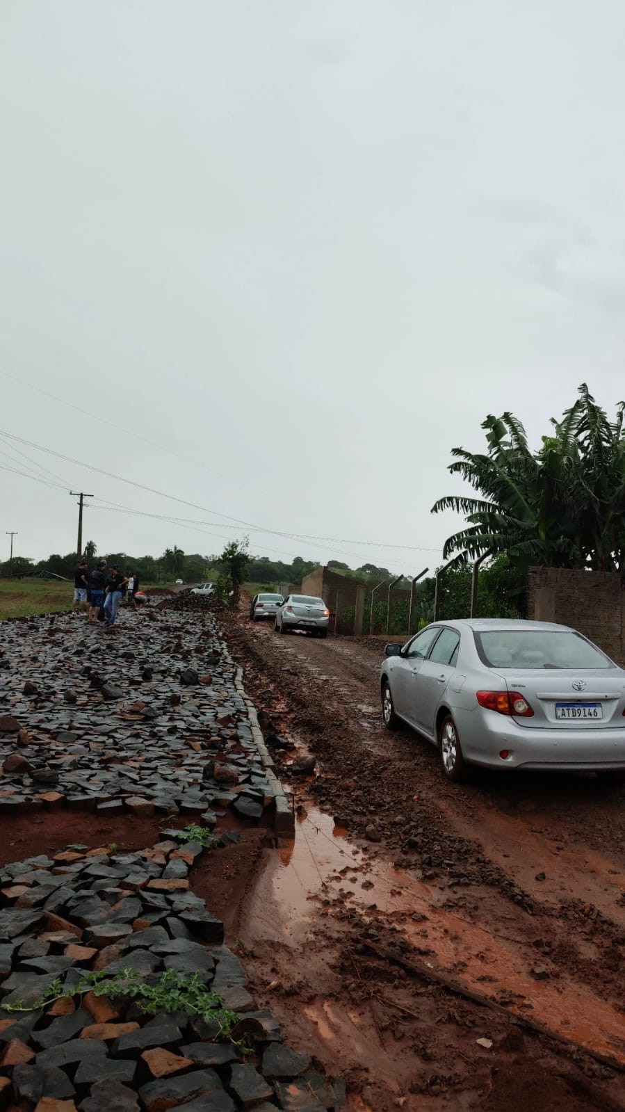 Dezenas de carros ficam atolados depois da chuva