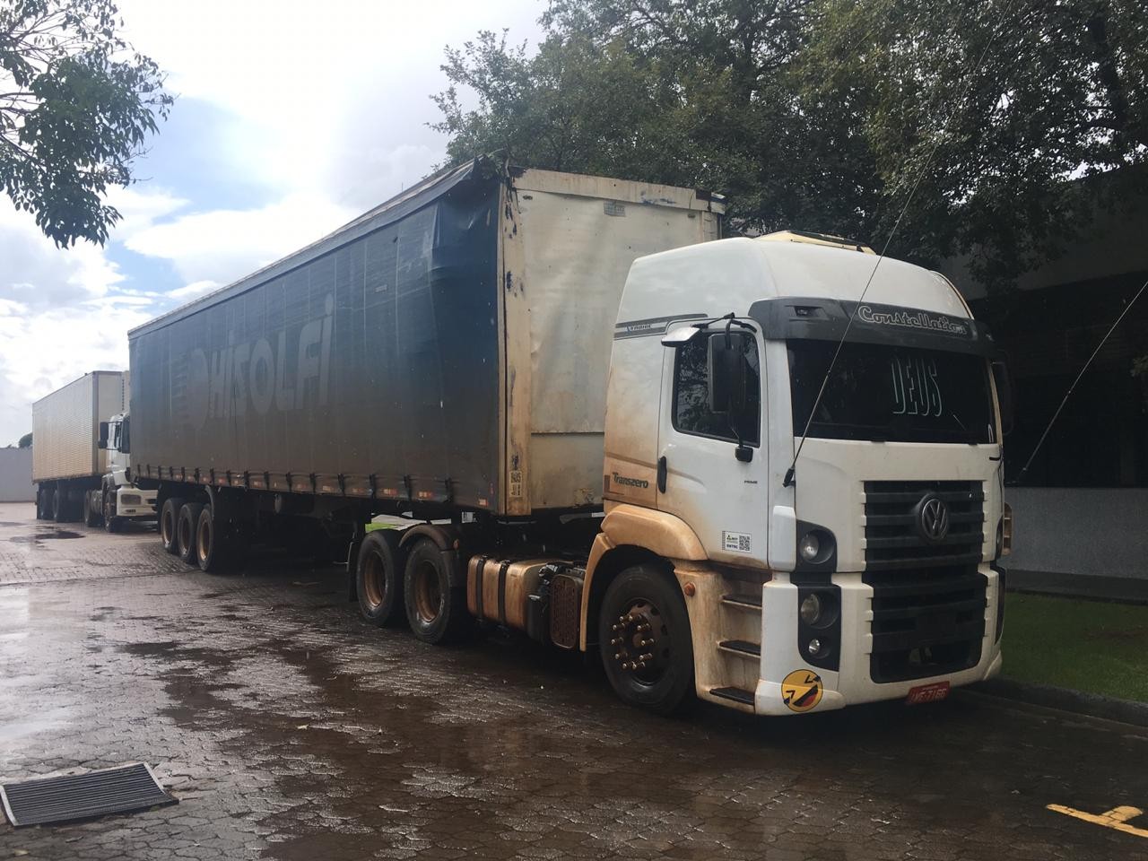 Dois homens são presos com 800 mil maços de cigarro