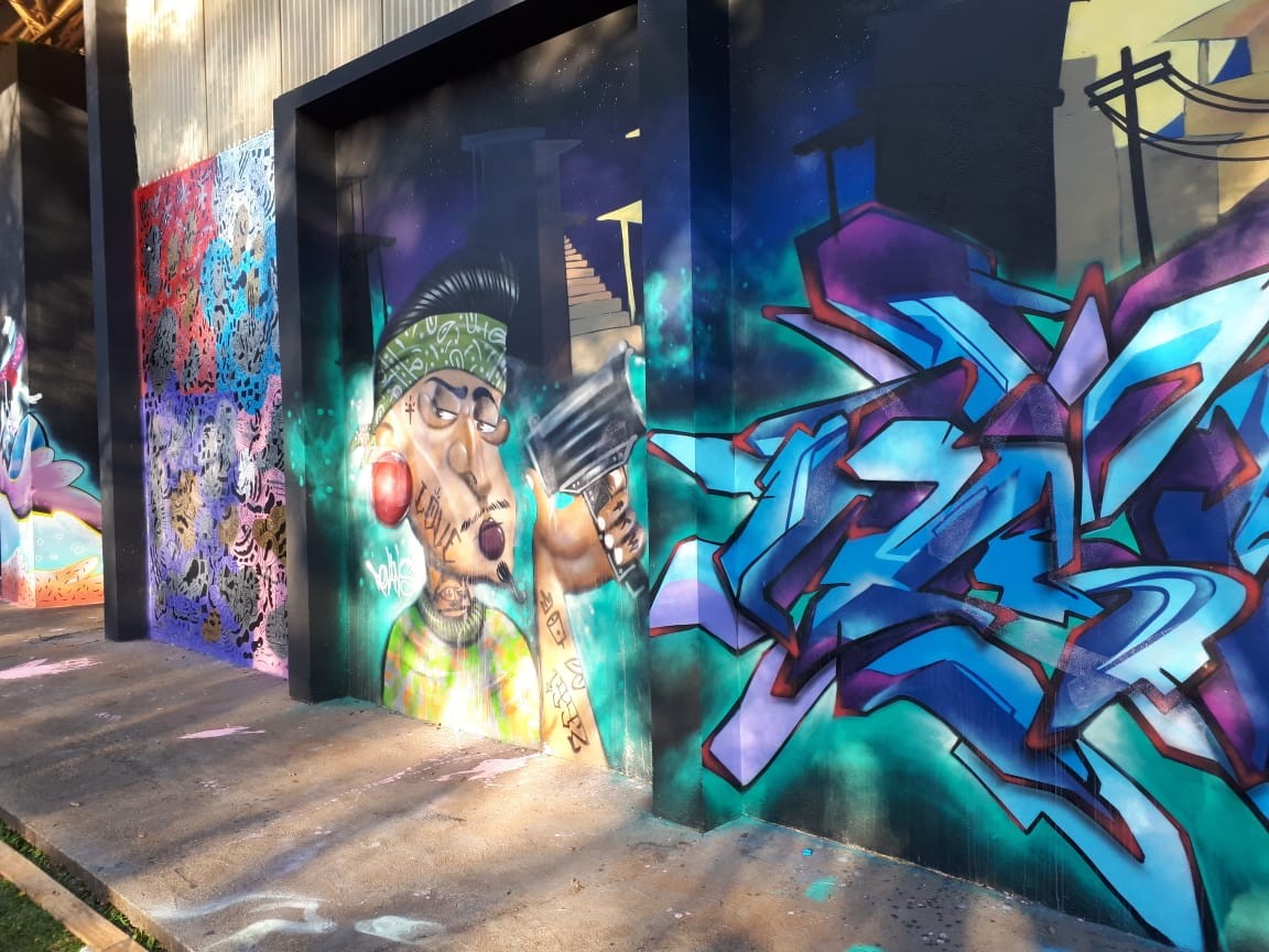 Equipes da prefeitura limpam murais alvos de vandalismo