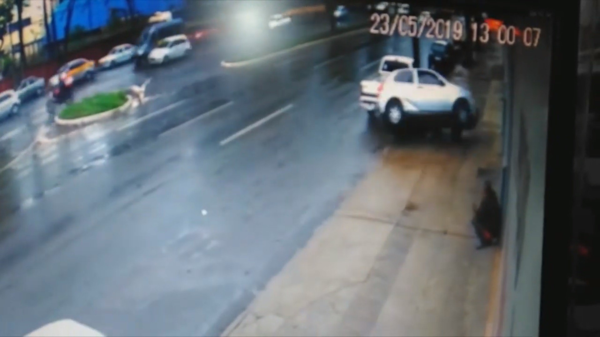 Passageira é ejetada de carro em acidente na Avenida Colombo