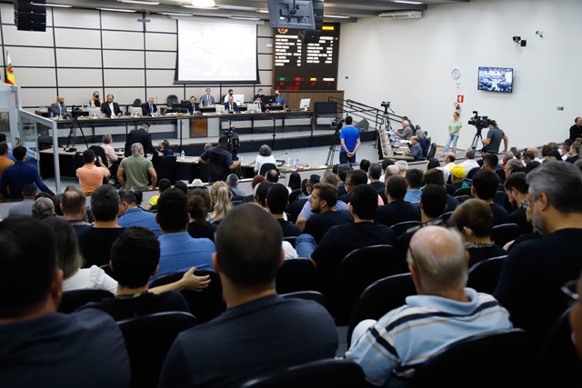 Nessa segunda-feira (19) vereadores votam aumento de cadeiras, 13º e férias