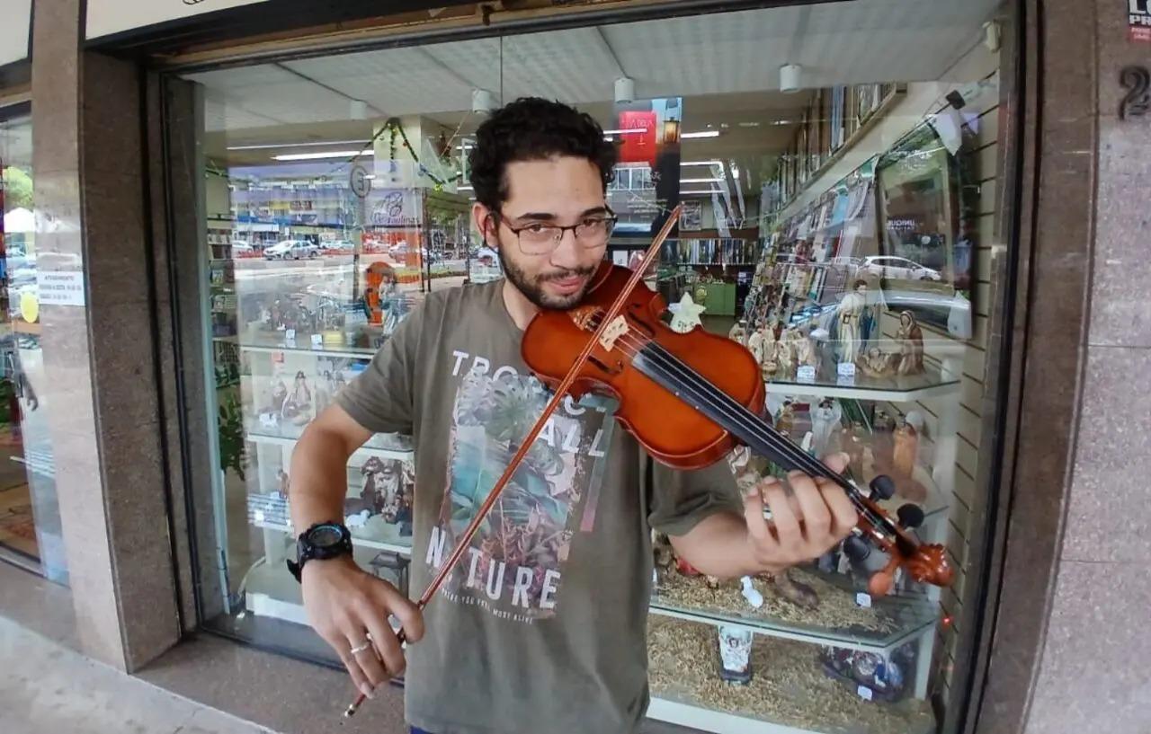 Violinista atrai atenção nas ruas de Maringá