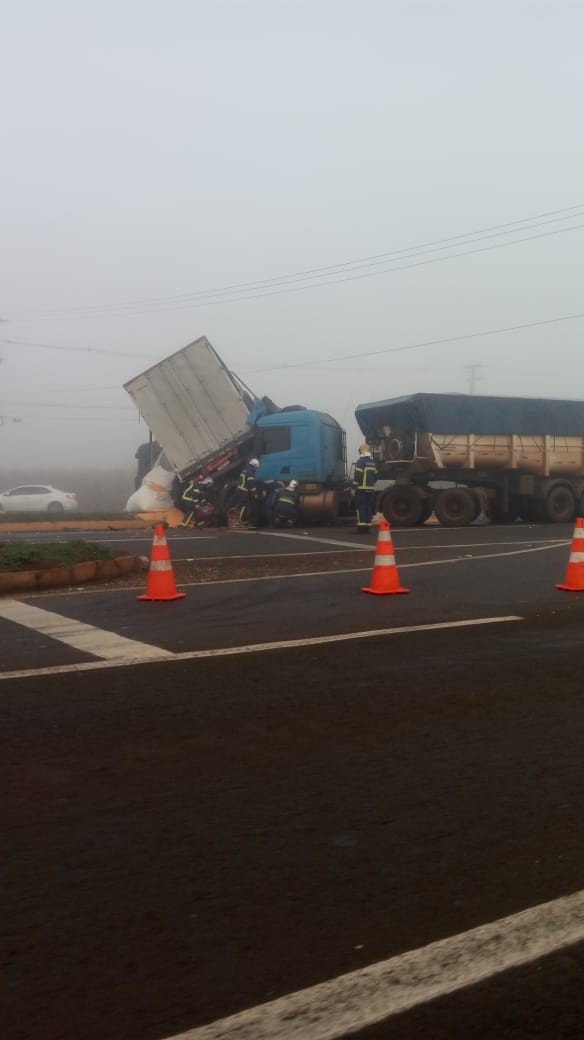 Neblina provoca acidente em Maringá