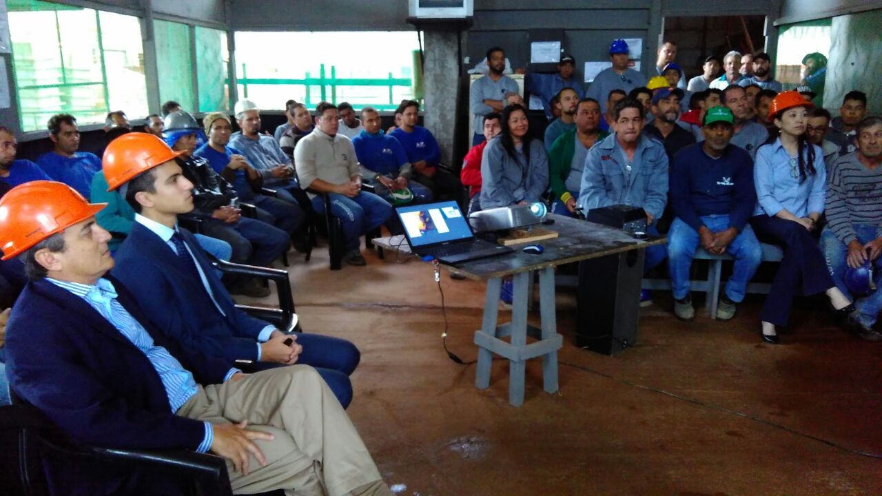 Em tarde diferente, operários de obra em Maringá aprendem a ‘reconstruir’ o Brasil