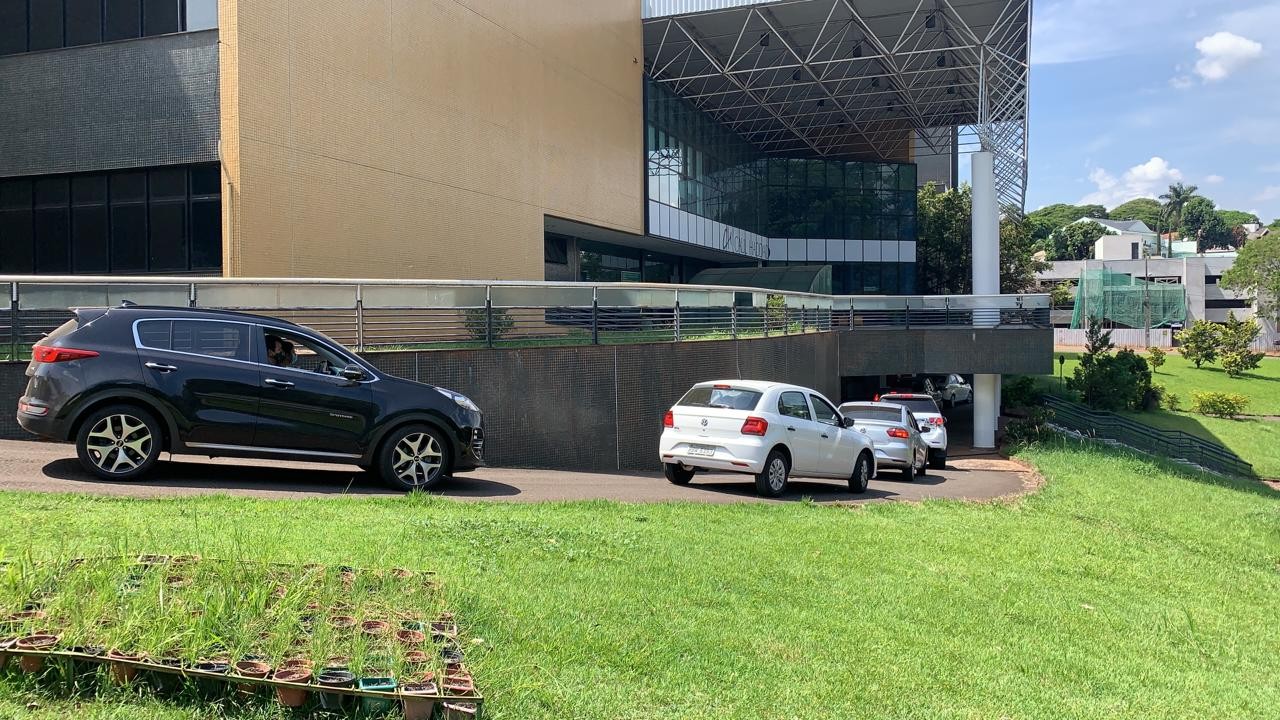 Fila da vacinação no drive-thru em Maringá passa de 3h de espera