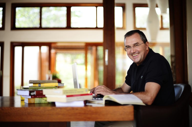 Laurentino Gomes lança primeiro volume de nova trilogia em Maringá