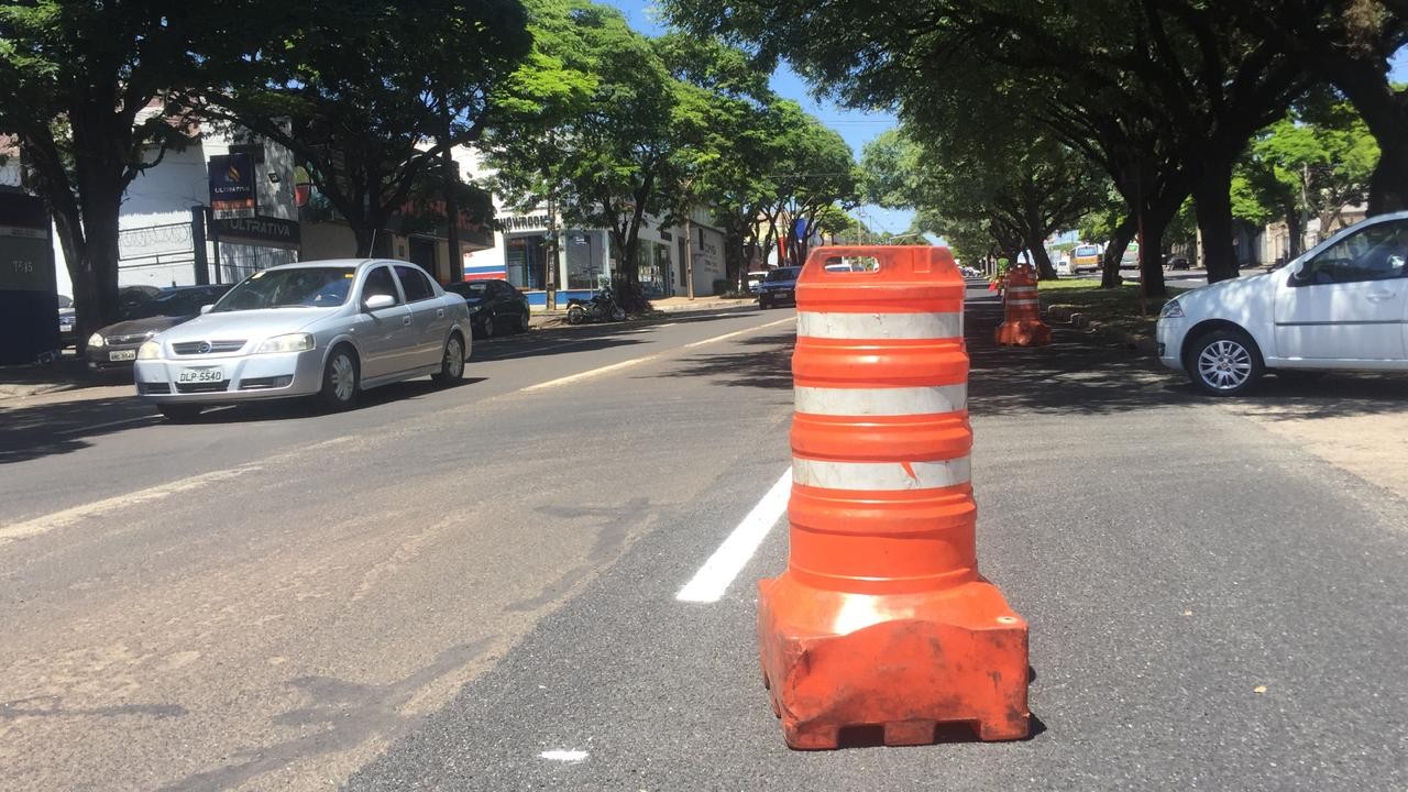 Obras interditam trecho da Avenida Colombo