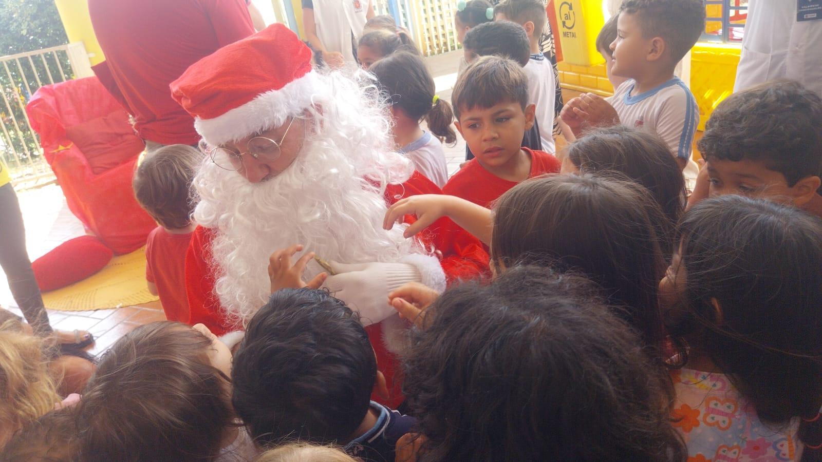 Papai Noel dos Correios entrega presentes em Maringá