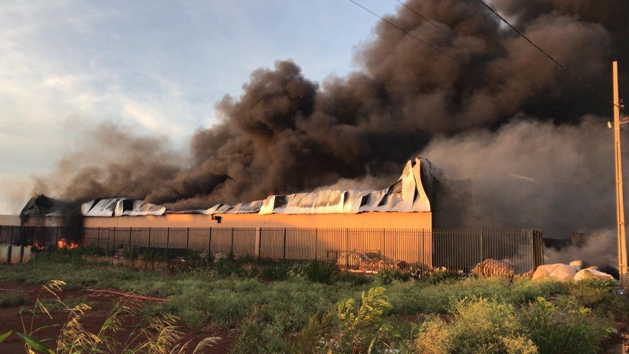 Bombeiros combatem incêndio de grandes proporções em Paiçandu