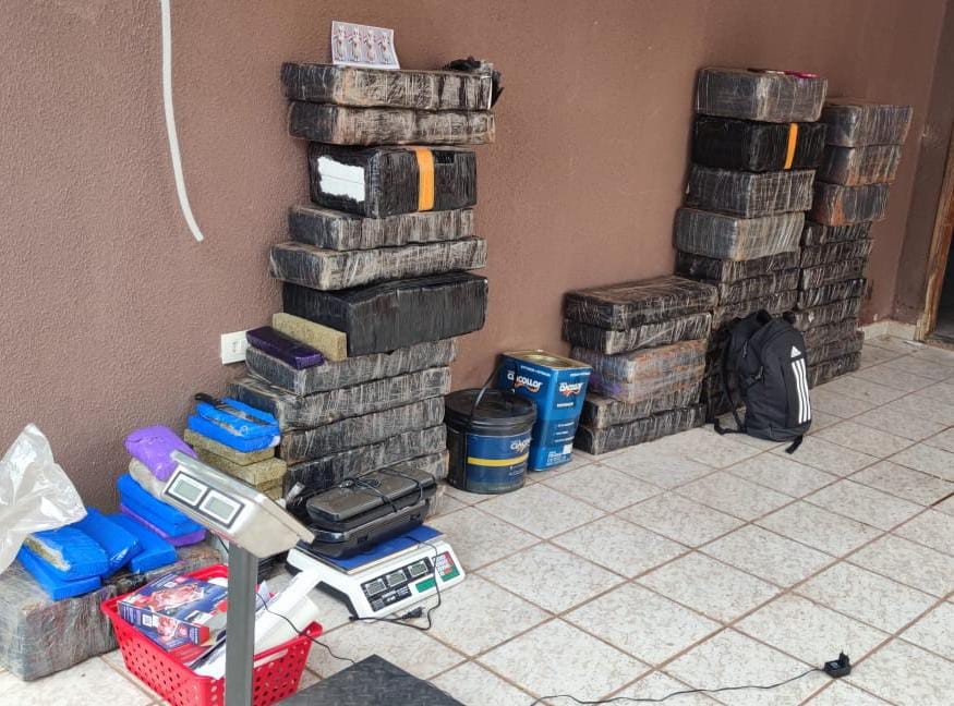 PM encontra 700 kg de droga em depósito e prende casal de suspeitos