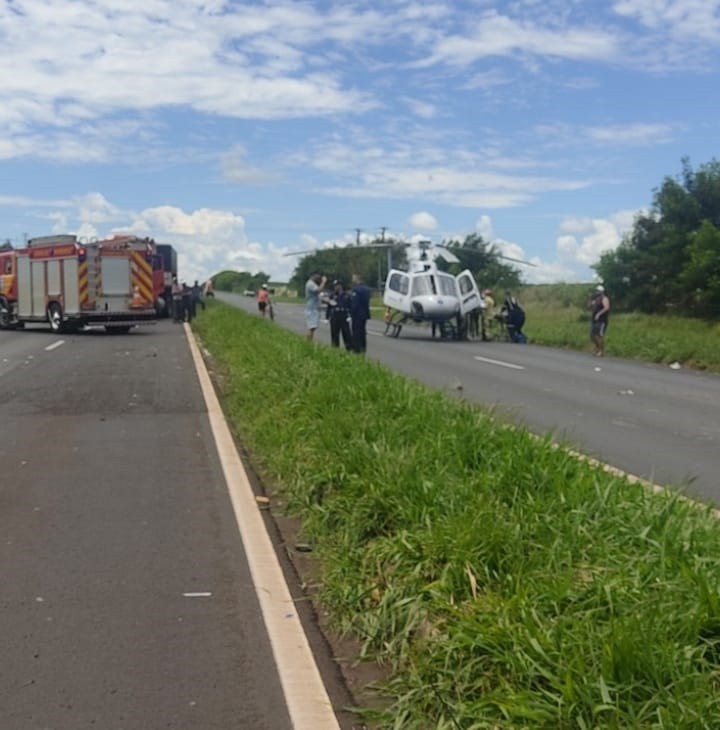 Duas motos esportivas batem de lado na BR-376, em Marialva