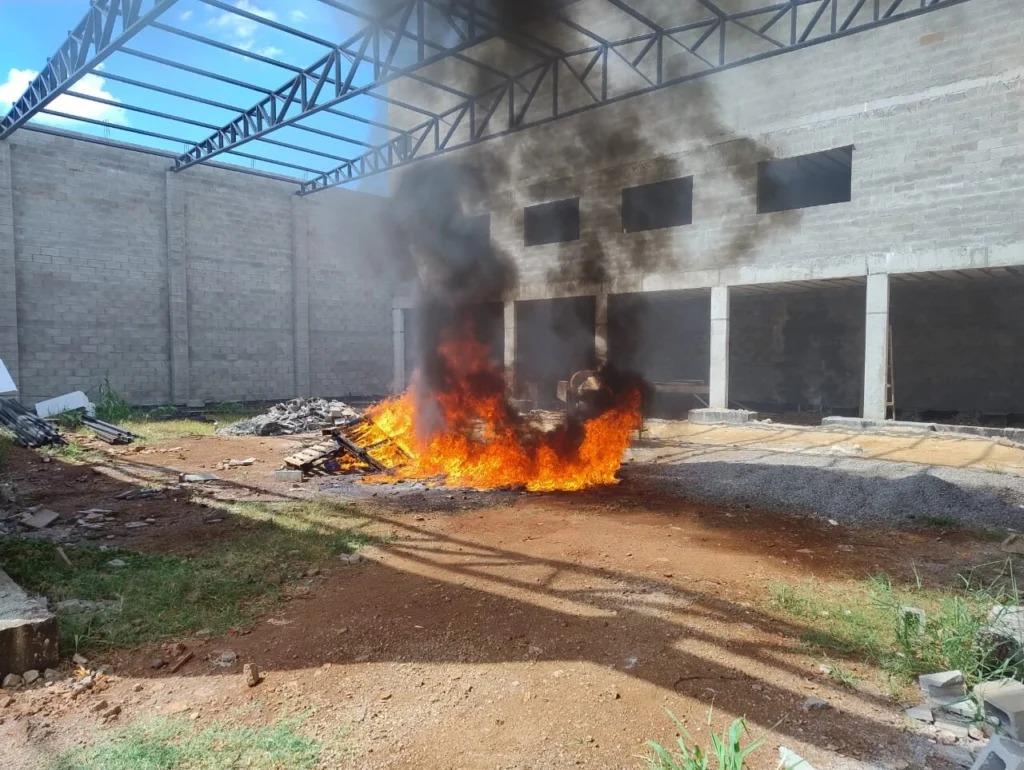 Homem é multado em R$ 5 mil por queimada em imóvel particular em Maringá