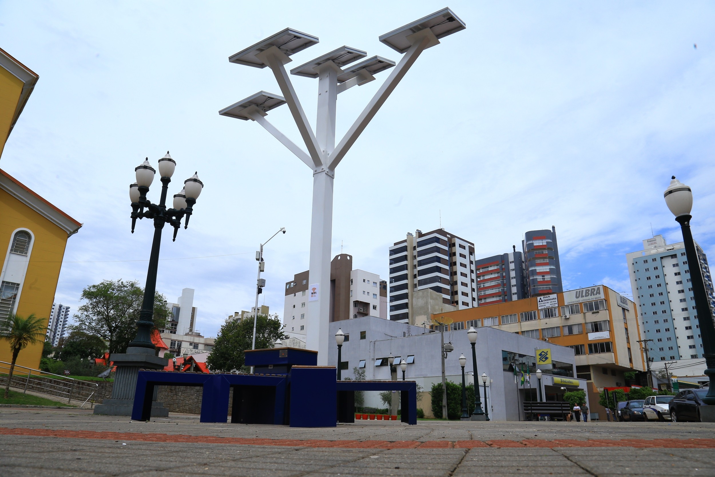 Empresa maringaense cria árvore de metal