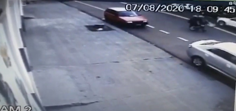 VÍDEO: Motociclista empina moto e se envolve em acidente grave em Maringá