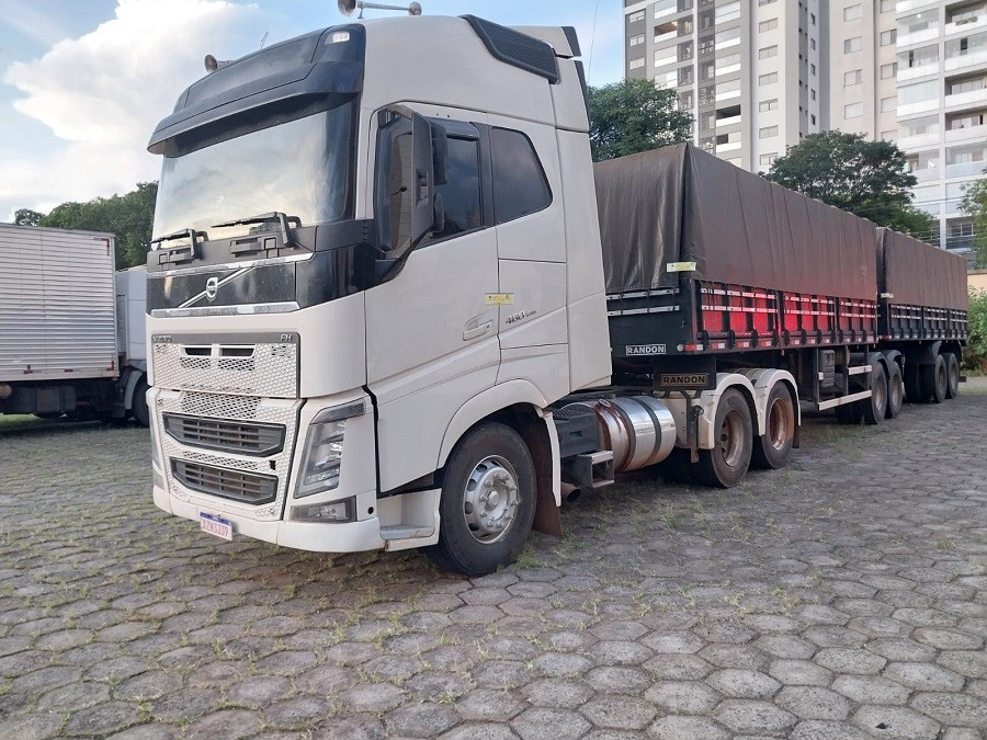 Caminhão carregado com cigarros do Paraguai é apreendido e levado para Receita Federal em Maringá