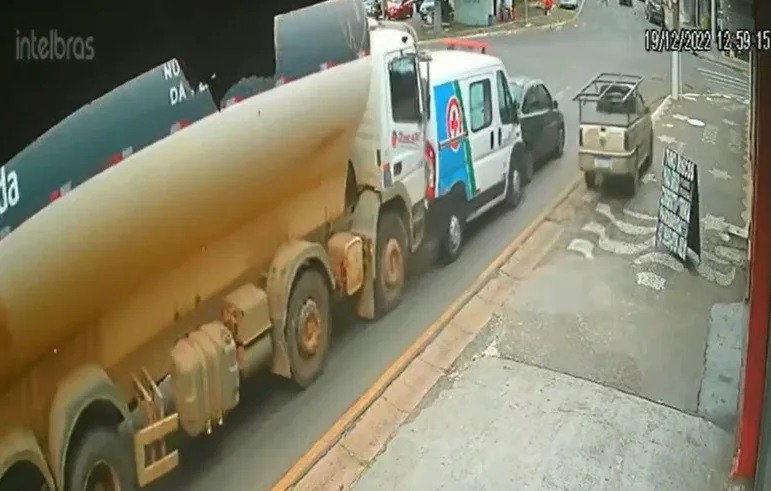 Caminhão desgovernado atinge quatro veículos em Ponta Grossa; veja vídeo