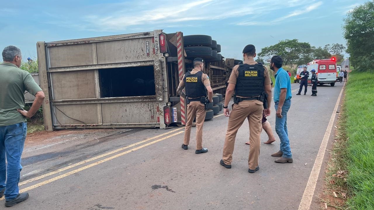 Caminhão com 90 bois cai sobre carro e motorista morre esmagado