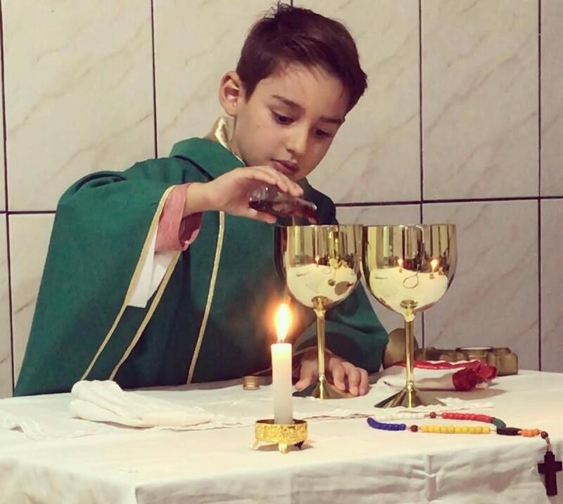 Menino de 6 anos que sonha em ser padre “celebra” missas na região