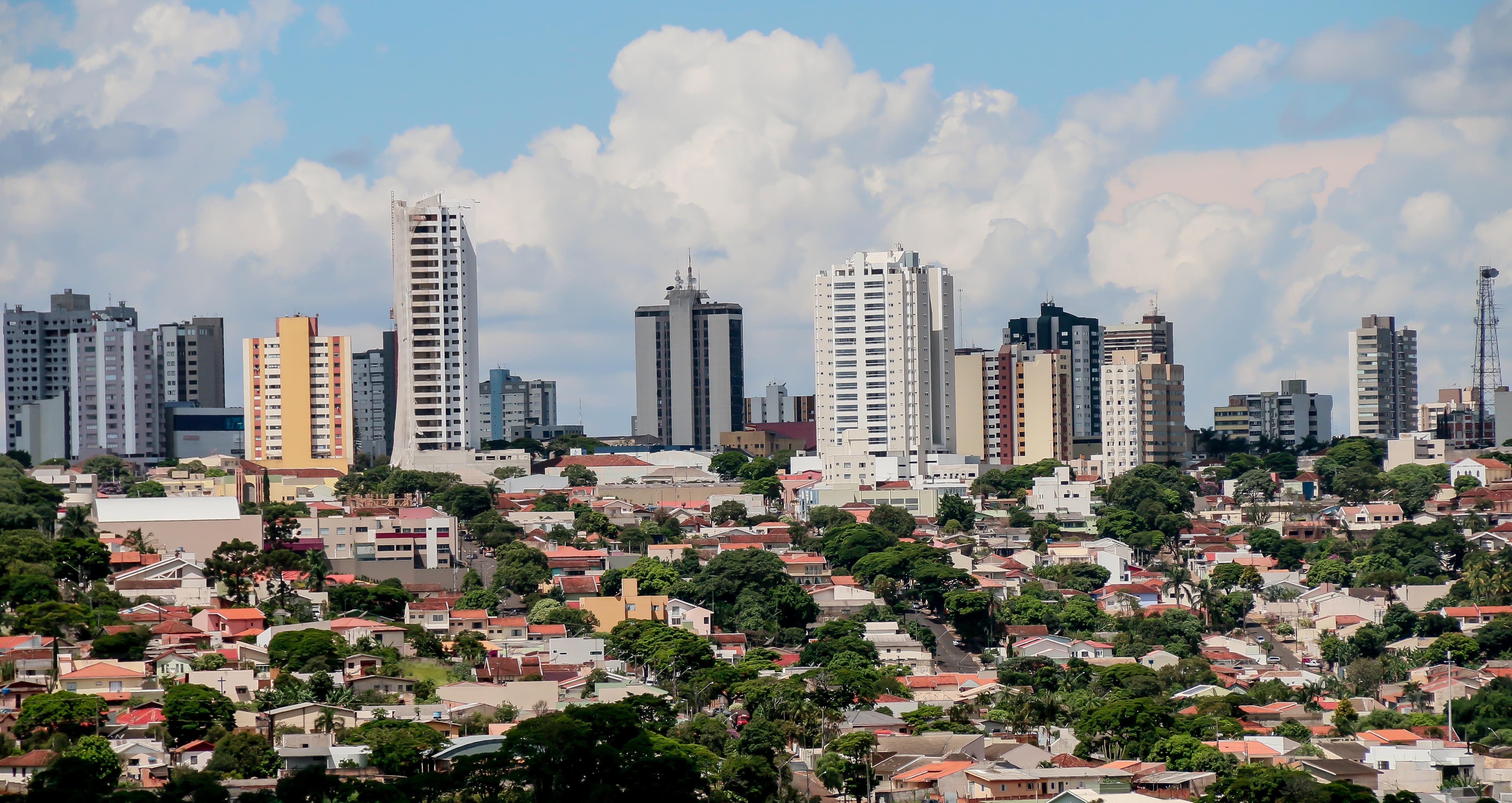 Apucarana: prefeitura distribui máscaras a consumidores de feira livre