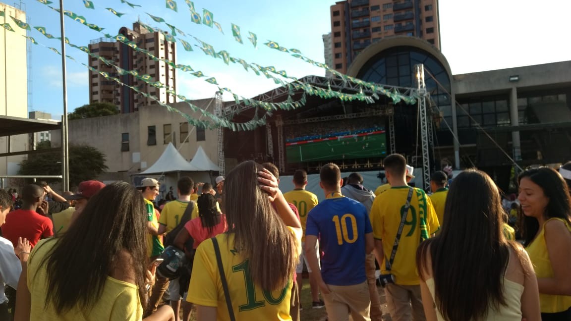 Maringaenses criticam arbitragem em jogo do Brasil contra Suiça