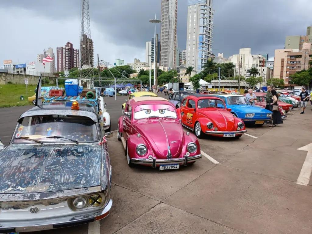 Apaixonados por fuscas fazem encontro em Maringá