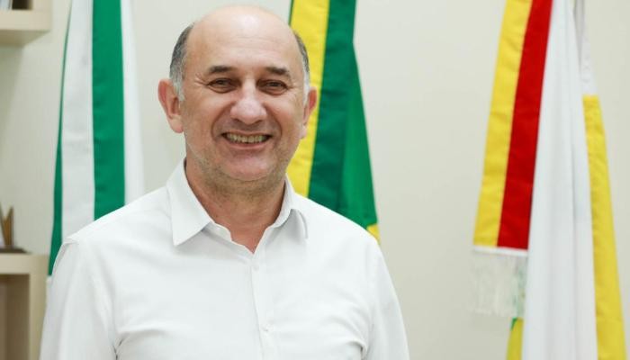 Prefeito em exercício usa linguagem neutra em evento público e atitude repercute