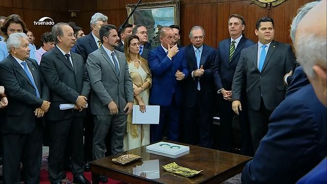 Bolsonaro entrega pacote com medidas econômicas ao Congresso