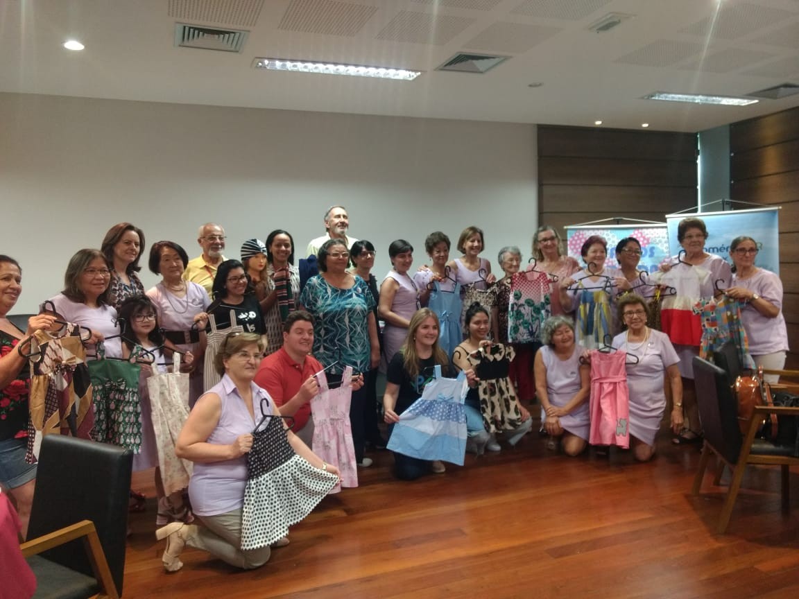 Idosas confeccionam 250 vestidos infantis no projeto “Retalhos com Vida”