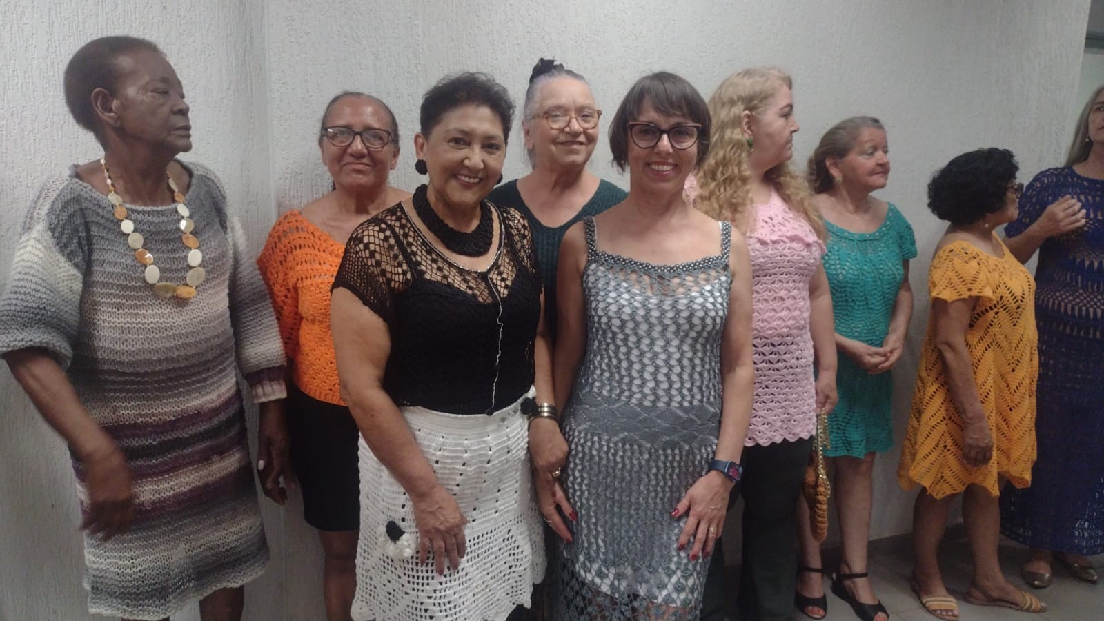 Resíduo reciclado vira peças de roupas em desfile da terceira idade