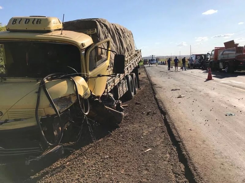 Motorista morre e passageira fica ferida em acidente na PR-463