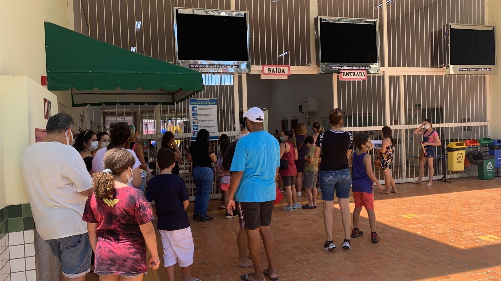 Maringaenses enfrentam sol e fila para vacinação de crianças com 8 anos