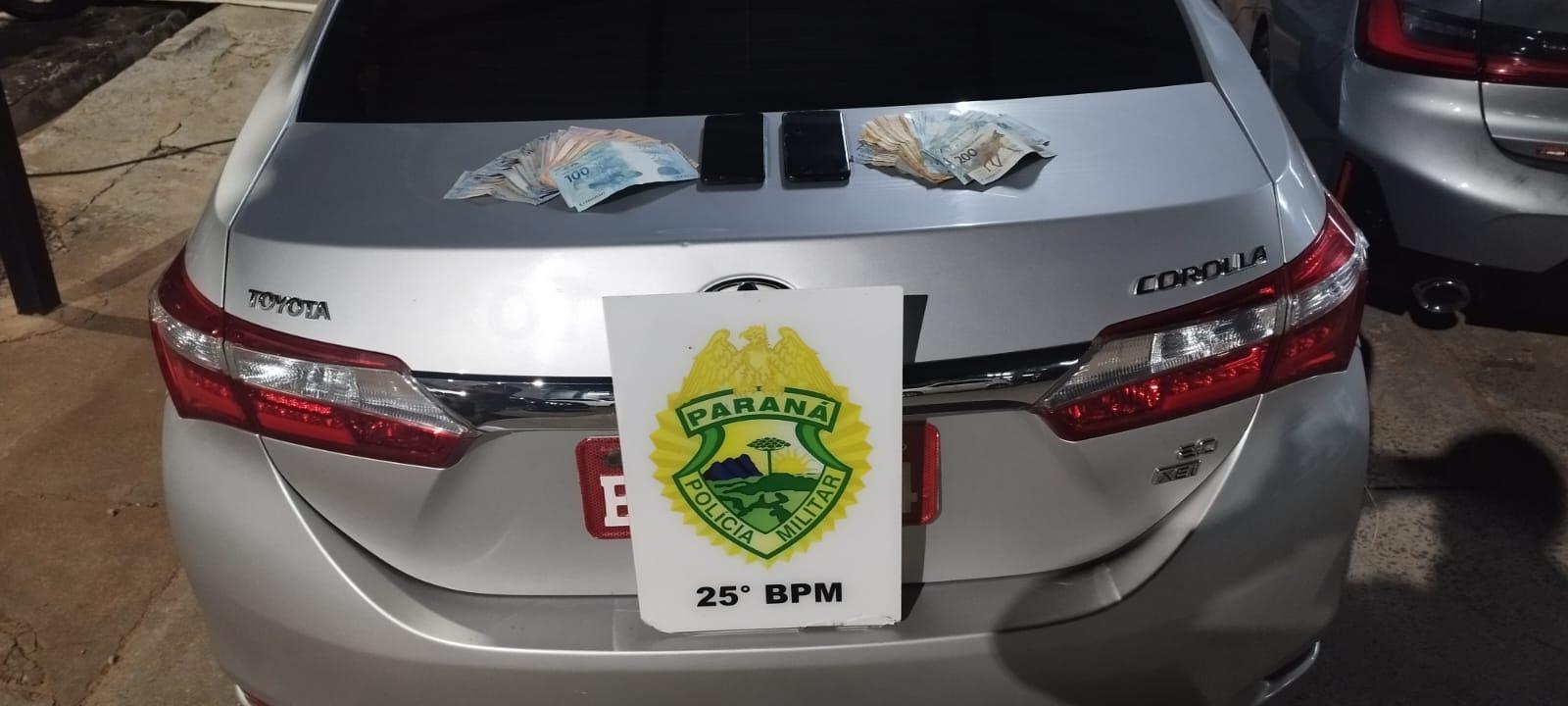 Taxista se joga de carro em movimento durante roubo