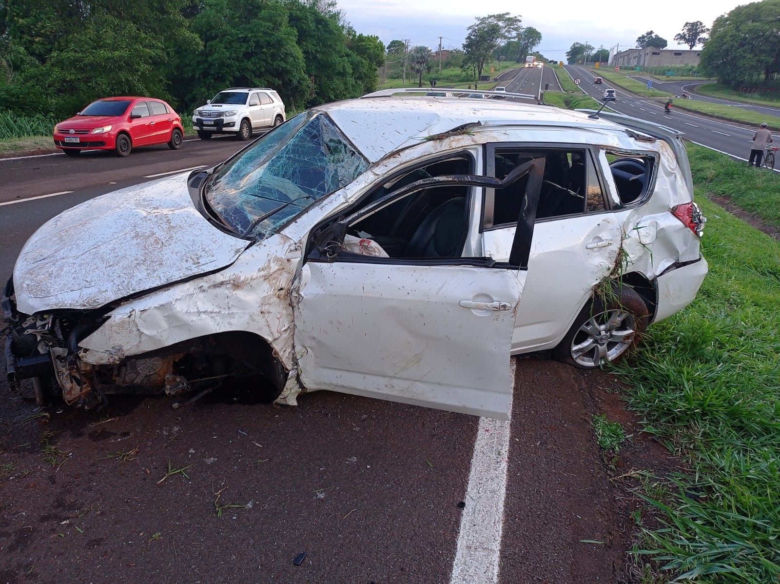 Grávida fica ferida após capotar veículo na PR-317