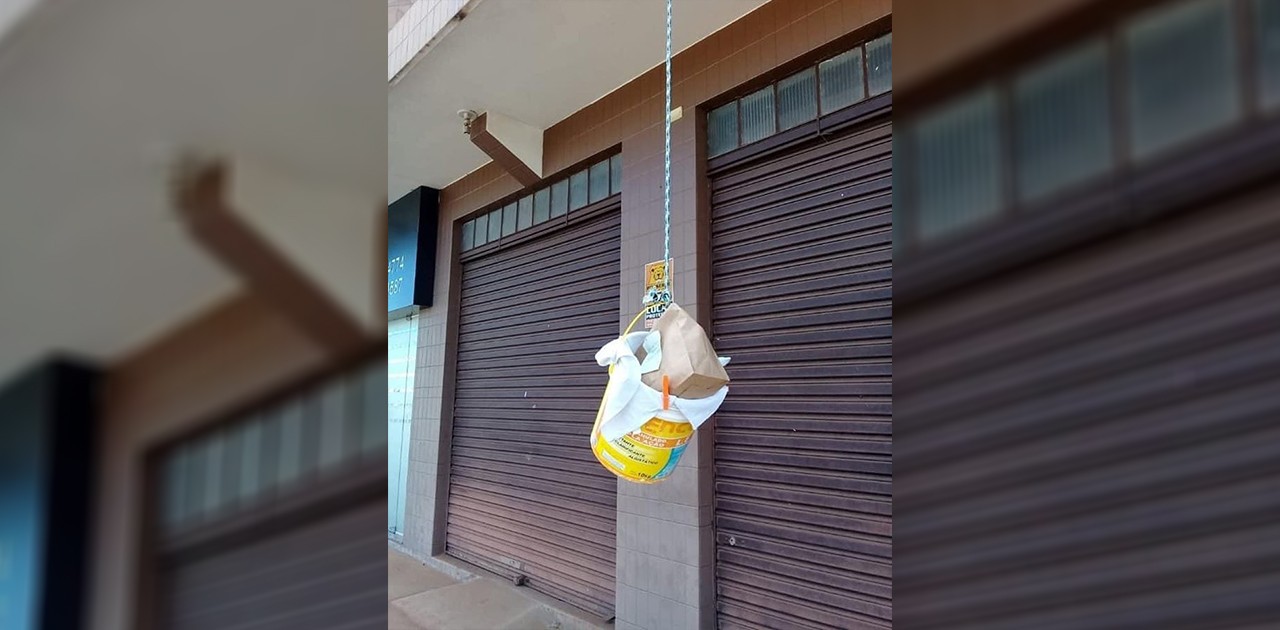 Idosa cria ‘estratégia’ para receber pedidos sem contato físico