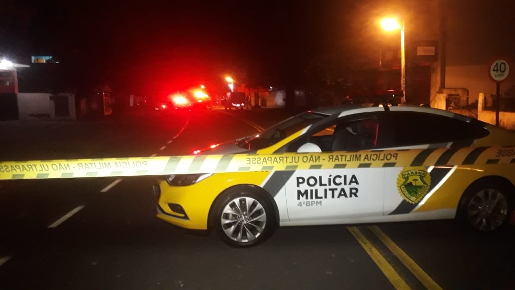 Suspeito de roubo morre e outro é baleado em confronto com a PM