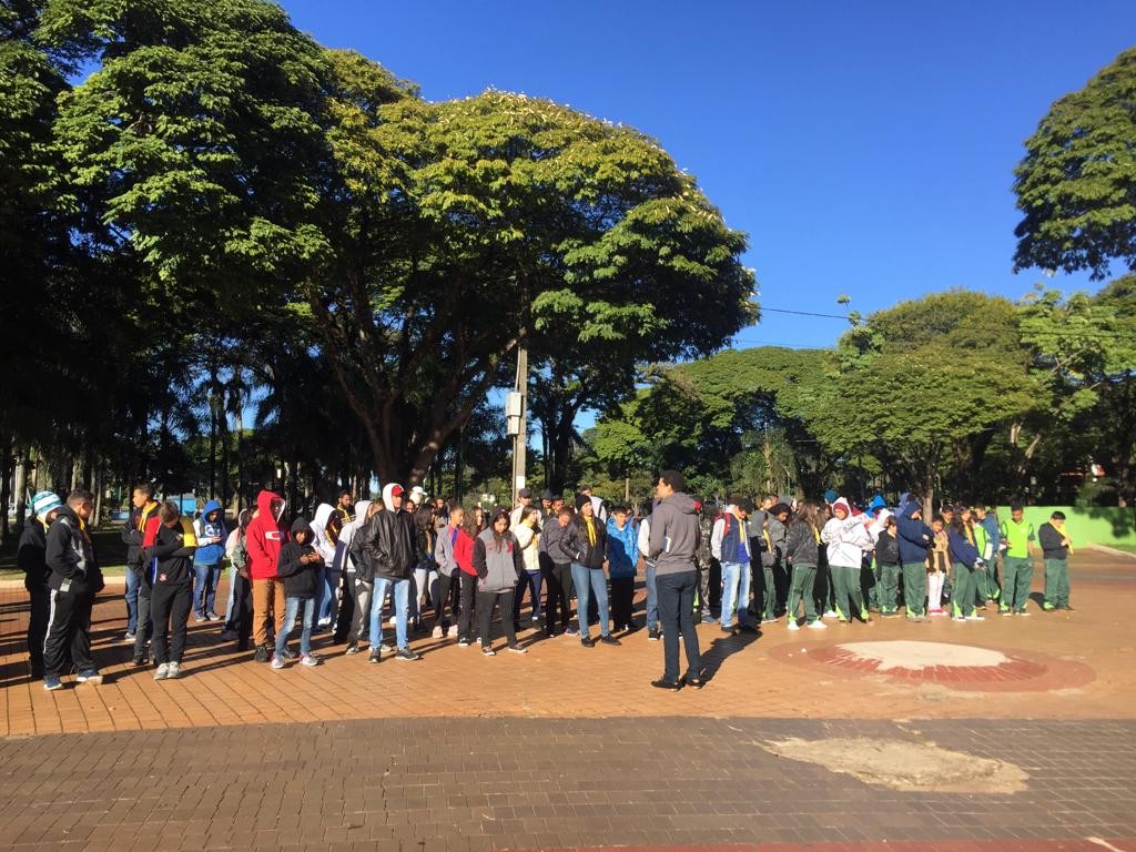 Escoteiros recolhem agasalhos na área central e zona 2 de Maringá