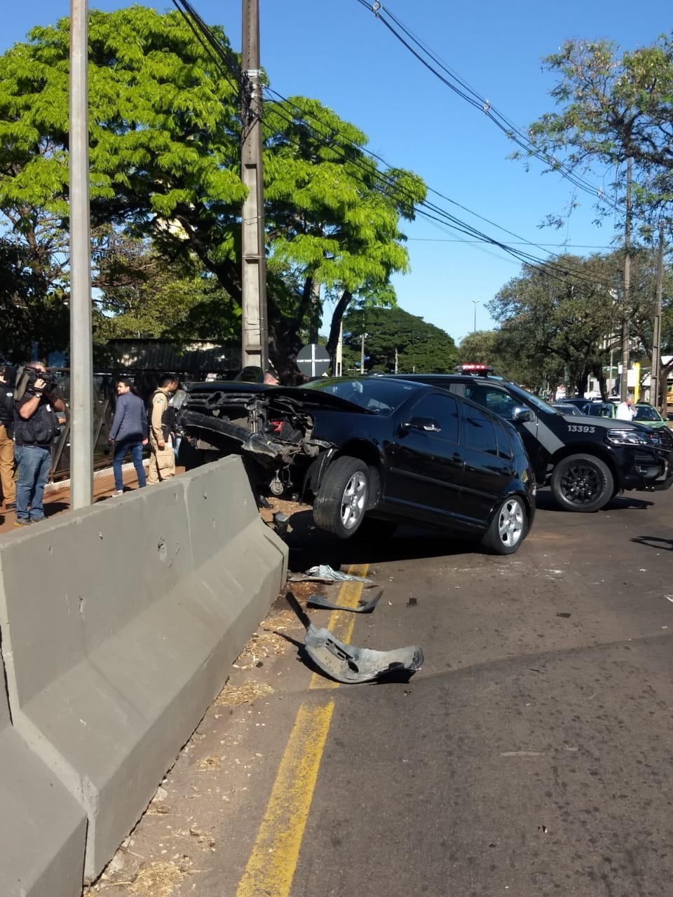 Motorista com tornozeleira eletrônica foge da polícia e bate o carro