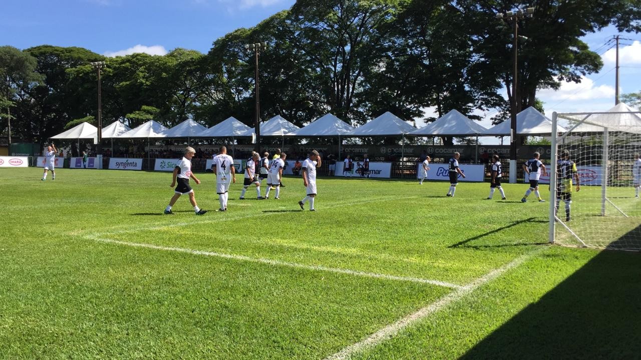 Do campo de trabalho para o campo de futebol