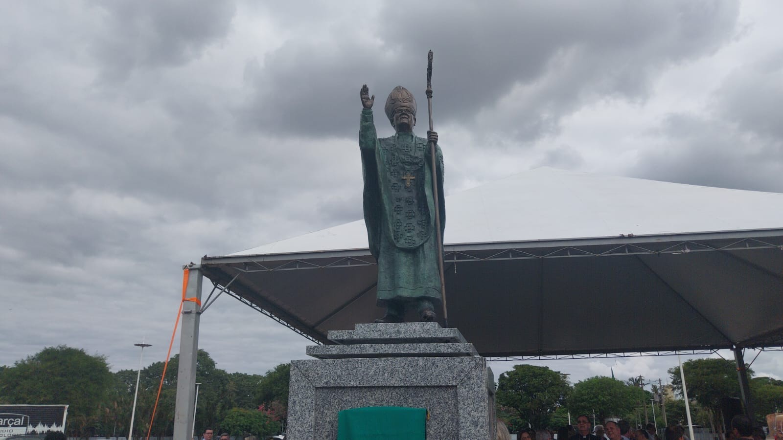 Primeiro arcebispo de Maringá ganha estátua ao lado da Catedral