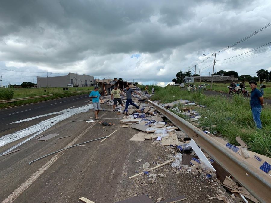 Carreta tomba no Contorno Norte em Maringá