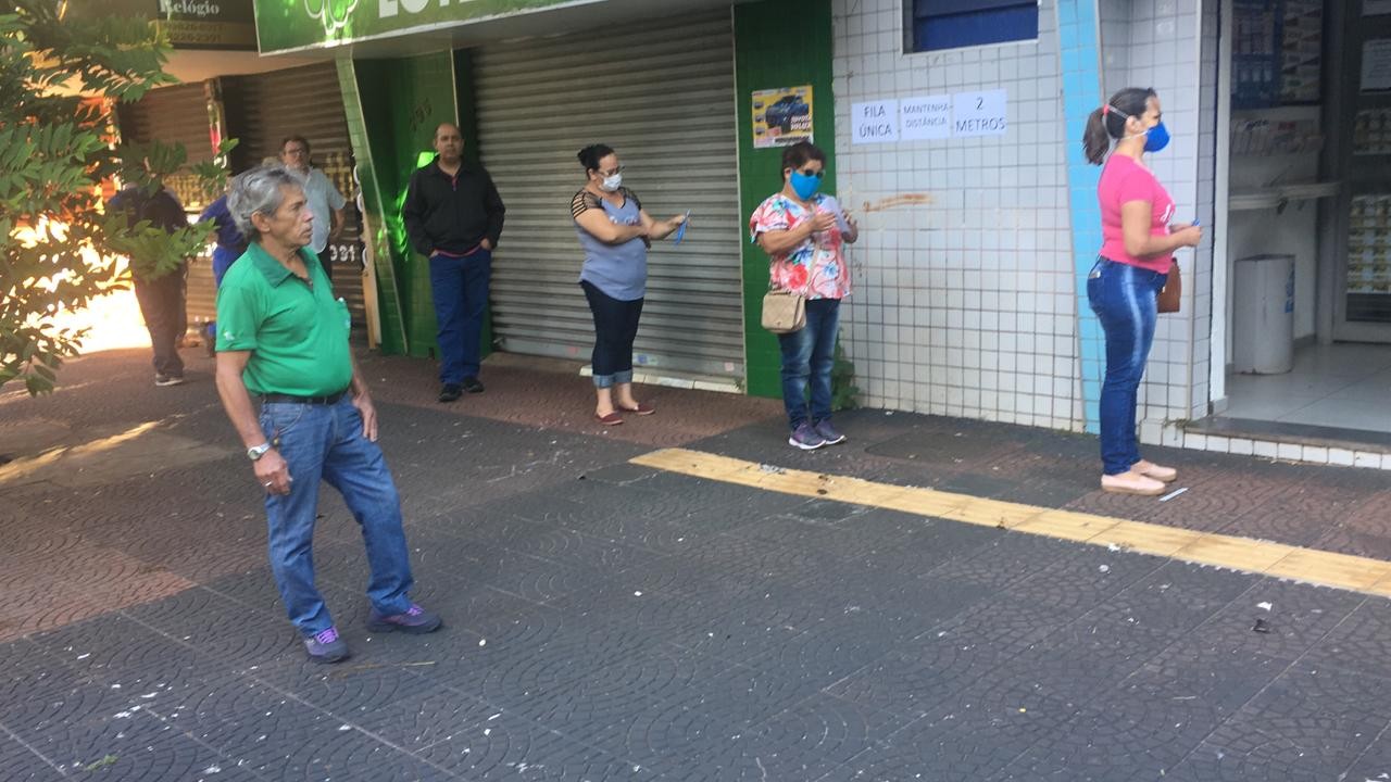 Lotéricas reabrem em Maringá com fila, mas distanciamento é respeitado